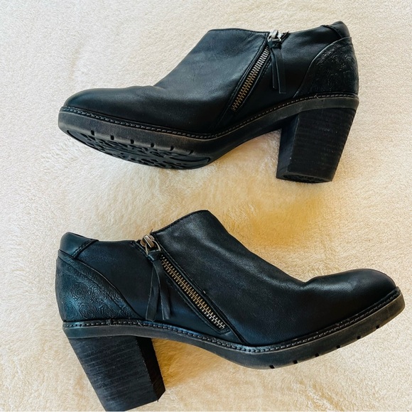 HÄLSA RYLEE EMBOSSED BLACK LEATHER ZIPPER ANKLE BOOTIES SIZE 9.5 - Picture 10 of 14